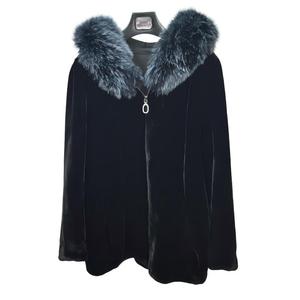 शानदार विंडप्रूफ मुद्रित बुना हुआ शॉर्ट गोल्डन मिनी नकली फर कॉलर के साथ सुंदर नकली फर कैप स्टाइल कोट - Product Image 1