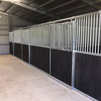 Box de stockage temporaire pour chevaux en acier galvanisé avec toit et portails grillagés pour clôtures de ferme