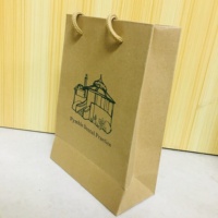 Sac en papier de luxe imprimé personnalisé, 50 pièces, modèle bon marché, pour les courses au détail, sac en papier de couleur