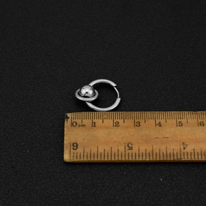 Boucles d'oreilles créoles géométriques plaquées argent au design de niche, en acier inoxydable, unisexe, bijoux de mode, vente en gros, collection 2026 à succès - Product Image 5