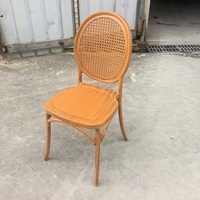 Chaises de mariage Oyeana en plastique durable à prix abordable, couleur imitation bois, pour mariages en plein air