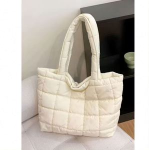 Bolsa de Viaje de Fin de Semana con Muestra Gratis, Bolsa de Hombro Cruzada Acolchada Ligera para Viaje, Bolsa Tote Acolchada para Mujer - Product Image 1