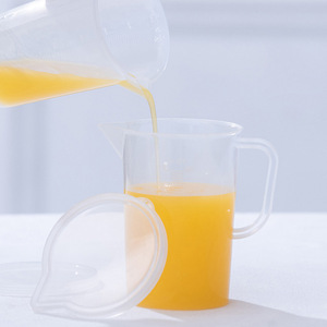 Taza medidora de plástico con tapa y asa, transparente, graduada, resistente al calor, para leche, té, bebidas, repostería, camping - Product Image 3