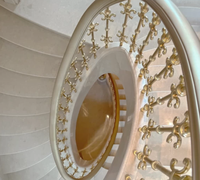 Rampe d'escalier en laiton plaqué or haut de gamme, rampe en cuivre et aluminium, luxe sur mesure pour villa
