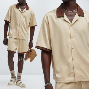 Ensemble deux pièces en polyester tricoté pour homme KingSen OEM, chemise boutonnée avec bordure contrastée et short à cordon de serrage, tenue décontractée d'été - Product Image 1
