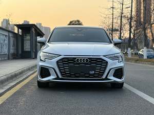 ออดี้ เอ3 สปอร์ตแบ็ค ปี <span class=keywords><strong>2022</strong></span> รุ่น 1.4TFSI และ 35TFSI ซีดาน - ดีไซน์ทันสมัยและสปอร์ต เครื่องยนต์เบนซิน เกียร์อัตโนมัติ พวงมาลัยซ้าย ภายในสีเข้ม - Product Image 3