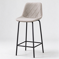 Tabouret de bar moderne en tissu beige crème rembourré avec dossier haut et pieds en métal noir robustes pour comptoir de cuisine