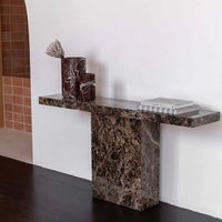 Table console moderne en marbre foncé, plateau rectangulaire long, piétement en pierre unique, élégante, pour villa, meuble de couloir