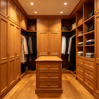 Système de dressing moderne sur mesure en bois massif avec tringle suspendue, rangement pour sacs et îlot central pour chambre principale