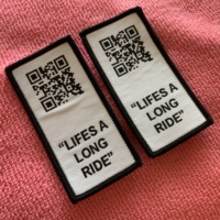 Badge tissé en taffetas de code QR scanné de bordure de couture, matériau recyclé tissant le logo QR Patch tissé de vêtements