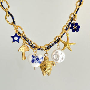 قلادة شهيرة مقاومة للماء بتعليقات يمكن تركيبها بنفسك من الاستانلس ستيل المطلي بالذهب عيار 18 قيراطًا، بتعليقات على شكل زهرة وفلفل وقلب ولؤلؤ - Product Image 5