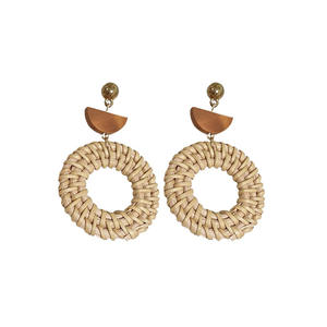 Venta al por mayor <span class=keywords><strong>Bohomia</strong></span> señoras hechas a mano ratán hierba tejido pendientes ganchillo natural ratán tejido paja geometría ovalada aro pendientes - Product Image 1