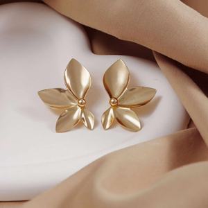Pendientes de tuerca con forma de hoja y flores, chapados en oro, de aleación de zinc, estilo europeo-americano, joyería fina de moda, personalizados para fiesta de mujer - Product Image 5