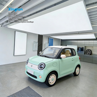 Film étirable en PVC et caissons lumineux en tissu extensible pour plafonds, idéaux pour les salles d'exposition automobiles