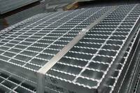 Plateforme de circulation industrielle en acier soudé à finition personnalisée, grillage dentelé galvanisé robuste pour atelier, fabriqué en Chine