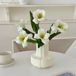 Vase de fleurs artificielles en plastique léger Kch pour décoration de salon, ornement d'anniversaire - Product Image 2