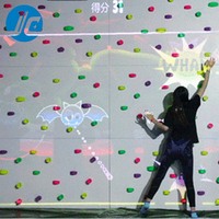 Mur d'escalade à projection interactive avec cartographie dynamique des itinéraires et système de retour visuel HD