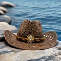 Chapeau de cowboy tissé style bohème western marron avec fleurs dorées et perles en bois, idéal pour festivals de musique et fêtes personnalisées pour adultes - Vente en gros