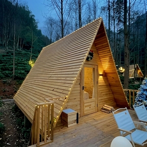 <span class=keywords><strong>Cabane</strong></span> triangulaire <span class=keywords><strong>en</strong></span> bois préfabriquée, maison rustique <span class=keywords><strong>en</strong></span> forme <span class=keywords><strong>de</strong></span> A avec terrasse, pour complexe forestier et séjour dans une maison d'hôtes pittoresque - Product Image 2