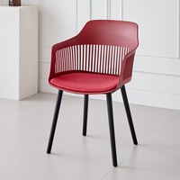 Chaise de patio monobloc colorée en PP populaire pour balcon chaise de salle à manger en plastique empilable pour l'extérieur