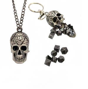 Tùy Chỉnh Dungeons Và Dragons Kim Loại <span class=keywords><strong>Dice</strong></span> Mặt Dây Chuyền Đồng Nhỏ Khắc Phụ Kiện Với Góc Tròn Và Biểu Tượng Tùy Chỉnh - Product Image 1