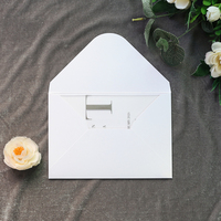 Invitación de Boda de Estilo Simple, Acrílico Esmerilado con Estampado Plateado y Sobre Blanco para Boda