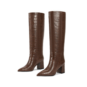 WETKISS Bottes aux genoux à <span class=keywords><strong>talon</strong></span> épais et à motif de crocodile de soie de lait <span class=keywords><strong>noir</strong></span> en vedette-Brun mat - Product Image 4