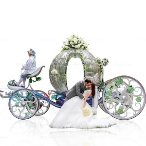 Carruaje de Entrada de Novia de Alta Calidad, Estilo Cuento de Hadas, Color Blanco, Temática Cenicienta, con Caballos y Diseño de Calabaza - Product Image 1