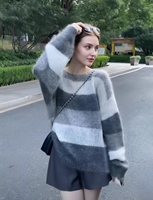 Suéter de Mohair a Rayas Grises y Blancas |   Suéter Holgado de Punto - Textura Suave y Afelpada, Estilo Urbano Vintage para Mujer