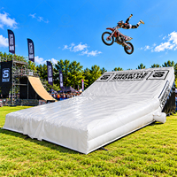 Grand airbag gonflable pour l'entraînement aux sauts en freestyle de FMX, BMX, skateboard, ski, snowboard, motocross et vélo.