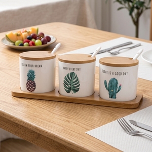 <span class=keywords><strong>Set</strong></span> di tre barattoli per spezie da cucina in ceramica con coperchio e supporto in bambù naturale - Product Image 1
