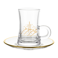 Un ensemble de six tasses à thé et tasses à café de style arabe avec texte décoratif arabe peint à la main