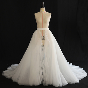 QUEENS GOWN Sottogonna Nuziale di Lusso in Tulle Morbido con Strascico Staccabile, Floreale Avorio, per Matrimonio - Product Image 6