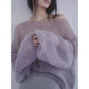 Pull à épaules dénudées violet clair S, haut en tricot duveteux pour femme - Product Image 1