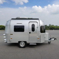 Remolque de Viaje RV de Aluminio Puro Moderno de Primera Calidad, Caravana Todoterreno Resistente 4x4, Remolcable, con Baño, Ducha y Paneles Solares de 150W