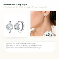 Boucles d'oreilles créoles Huggie Halo personnalisées en argent sterling 925 avec moissanite ronde de 0,50 ct, bijoux fins S925 pour femmes