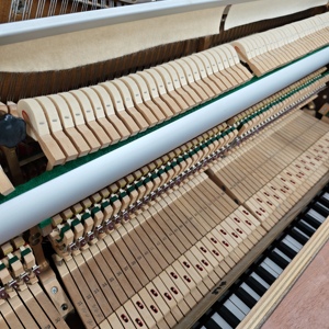Piano droit Samick SC300SS d'origine coréenne, vintage, grand, avec pupitre de musique, finition bois satiné chaud, idéal pour la pratique à domicile - Product Image 2