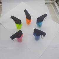 Briquets torche à gaz PQ-003 couleurs transparentes sur la table sans fond