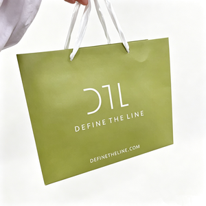 Sac shopping en papier vert couché imprimé sur mesure avec poignée en satin blanc, logo imprimé, sac cadeau en papier pour emballage de vêtements en vente au détail - Product Image 5