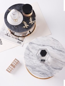 Alzata per Torte a 2 Piani con Supporto in Metallo Dorato e Piano in Marmo - Product Image 5