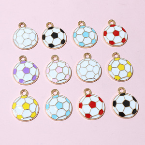 Colgantes pequeños de fútbol esmaltados de aleación de zinc para fabricación de joyas DIY - Product Image 2