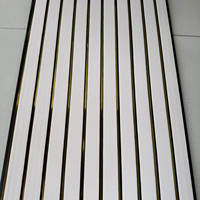 Panneaux Cannelés PVC Ligne Dorée Premium Ignifuges et Résistants à l'Humidité pour Murs Décoratifs Intérieurs et Plafonds Suspendus pour Appartement pour l'Inde