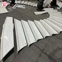 Escalier Courbé en Onyx Blanc, Marches et Contremarches en Pierre Naturelle de Luxe pour la Décoration de Villas et Halls d'Hôtels