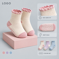 Chaussettes antidérapantes en coton biologique pour bébés et enfants, blanches, avec volants, à adhérence douce, production en gros, évaluation des motifs, calibrage des tailles