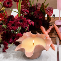 Bougie décorative en cire de soja botanique, élégante, rose vif, en porcelaine, à bord festonné, pour centre de table de Noël.