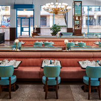Ensemble de table et de chaises de salle à manger carrées modernes de luxe en métal pour hôtels et restaurants 5 étoiles Marque Songdesign Garantie de 5 ans