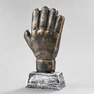 Trophée en résine personnalisé en forme de gant - Récompense pour le football, design moderne, construction durable - Product Image 5