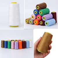Fil à coudre 100% polyester teint à faible rétrécissement pour la couture de vêtements en plusieurs tailles