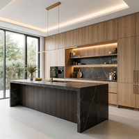 Ensemble complet d'armoires de cuisine personnalisées, armoire de rangement moderne modulaire avec îlot central, plan de travail en pierre frittée et évier