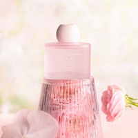 Bouteilles diffuseuses de parfum rose poudré faites à la main de luxe avec bâtonnets en rotin fleur de Sola parfum Sakura pour la décoration et l'éclairage domestique